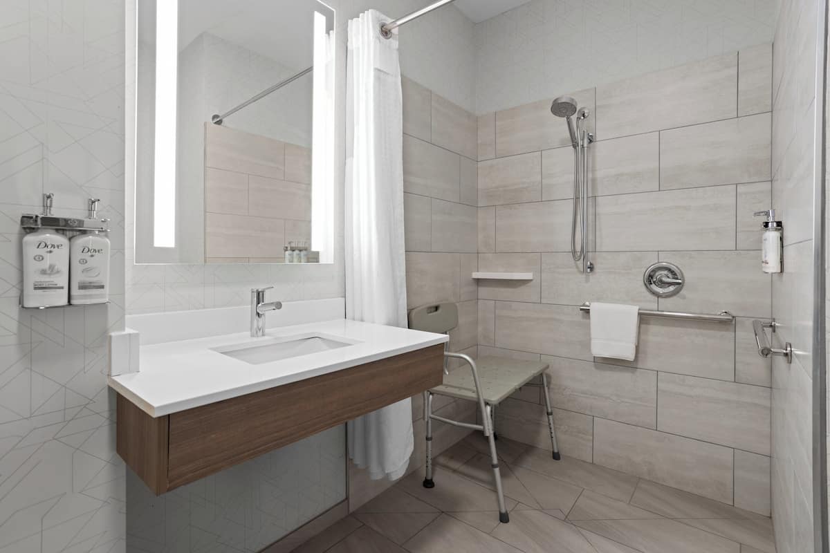 Habitación estándar, 1 cama King size, con acceso para personas discapacitadas (Mobil Roll Shwr) | Caja de seguridad en la habitación y escritorio