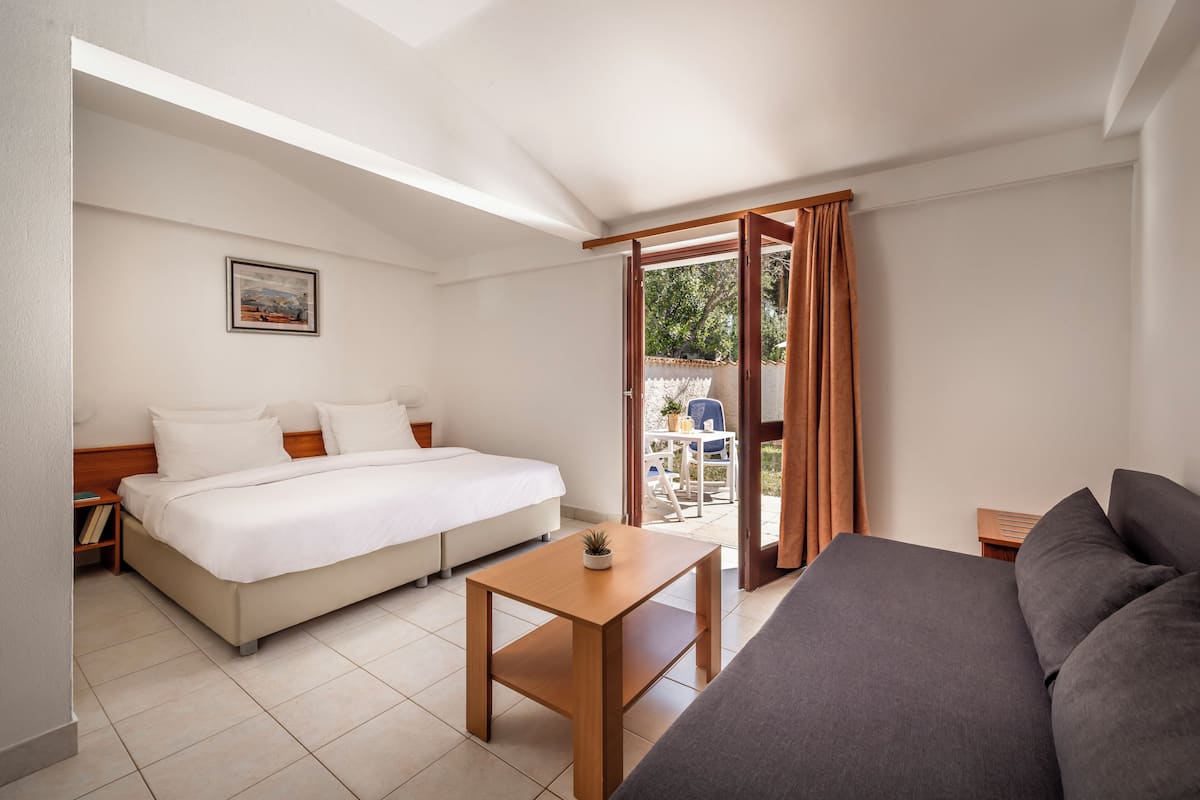 Studio | In-room safe, desk, free cribs/infant beds, bed sheets