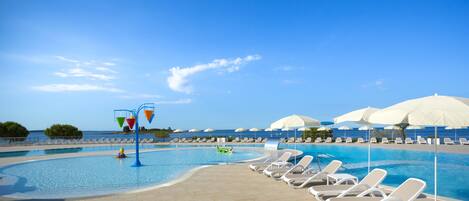 Piscina externa sazonal, guarda-sóis, espreguiçadeiras