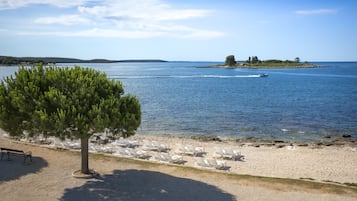 Sulla spiaggia, lettini da mare, immersioni subacquee, sci nautico
