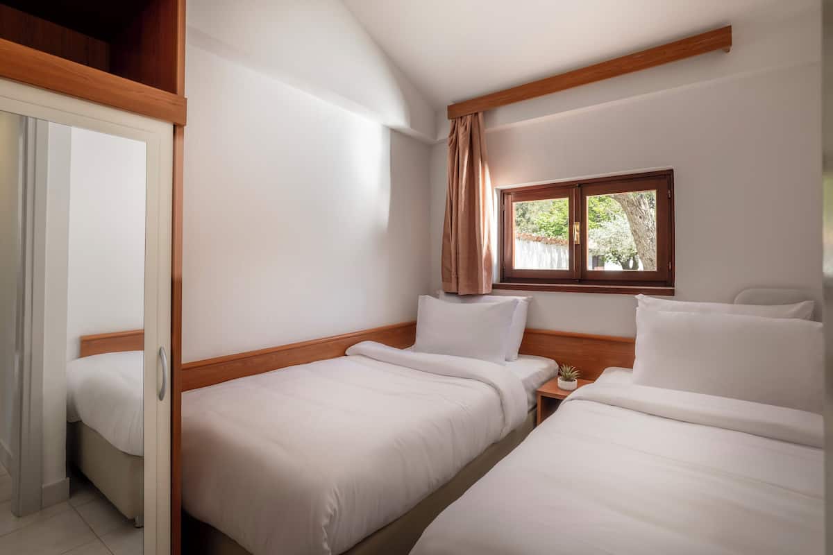 พรีเมียมอพาร์ทเมนท์, 2 ห้องนอน, ระเบียง, วิวสวน | ตู้นิรภัยในห้องพัก, โต๊ะทำงาน, เปล/เตียงเด็กอ่อน (ฟรี), ผ้าปูที่นอน