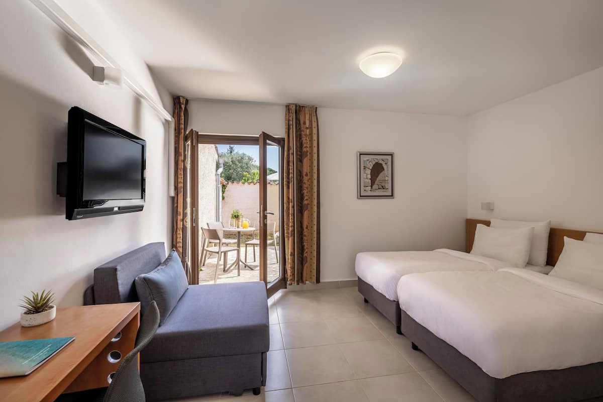 In-room safe, desk, free cribs/infant beds, bed sheets