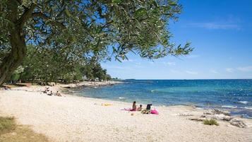 Di pantai, kerusi lepak pantai, selam skuba, luncur air
