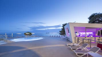 Poolside bar