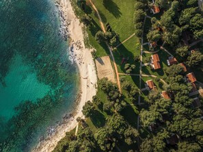 En la playa, camastros, buceo y ski acuático