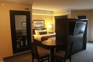1 bedroom, hypo-allergenic bedding, down duvets, desk