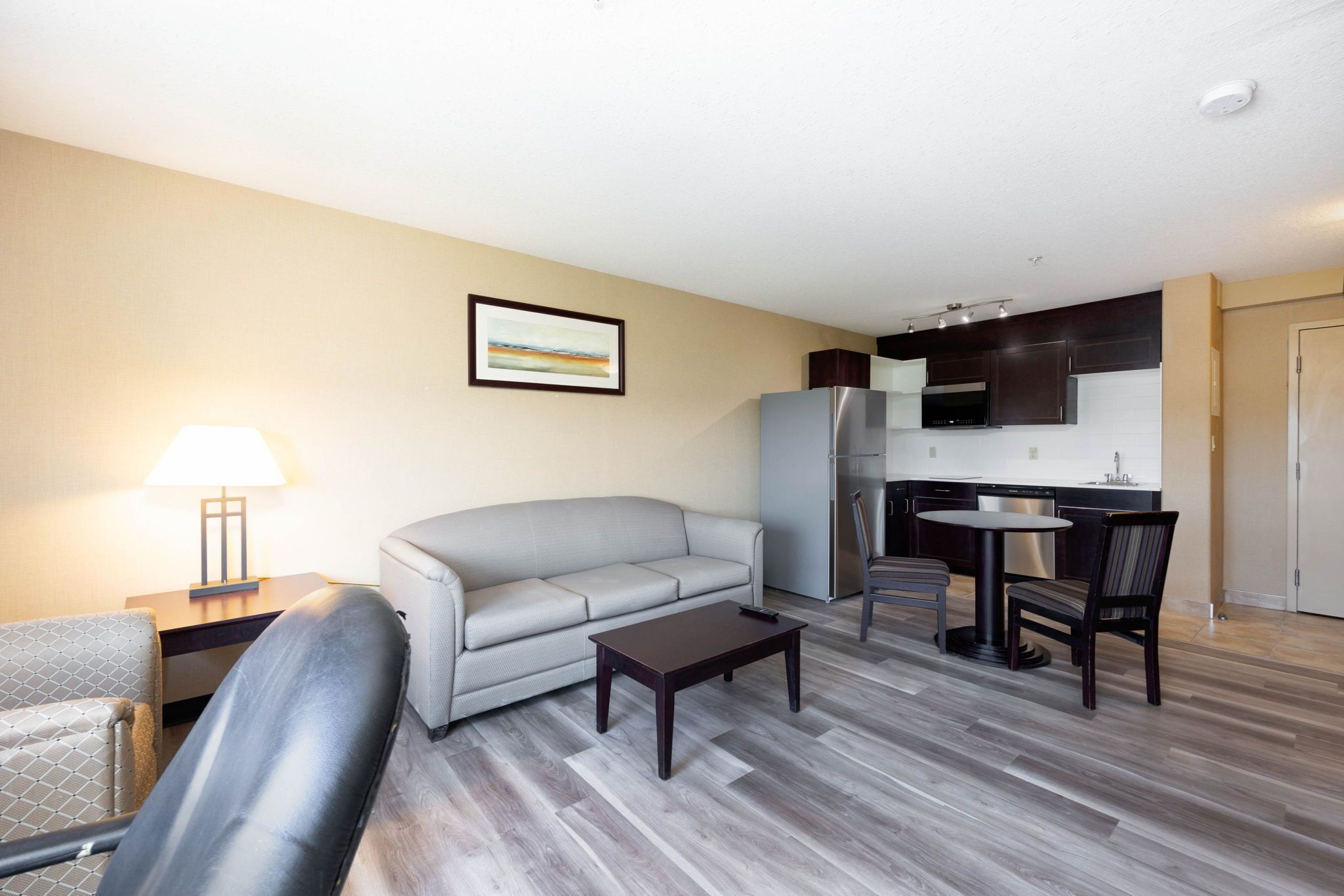 40-inch flat-screen tv with cable channels, tv