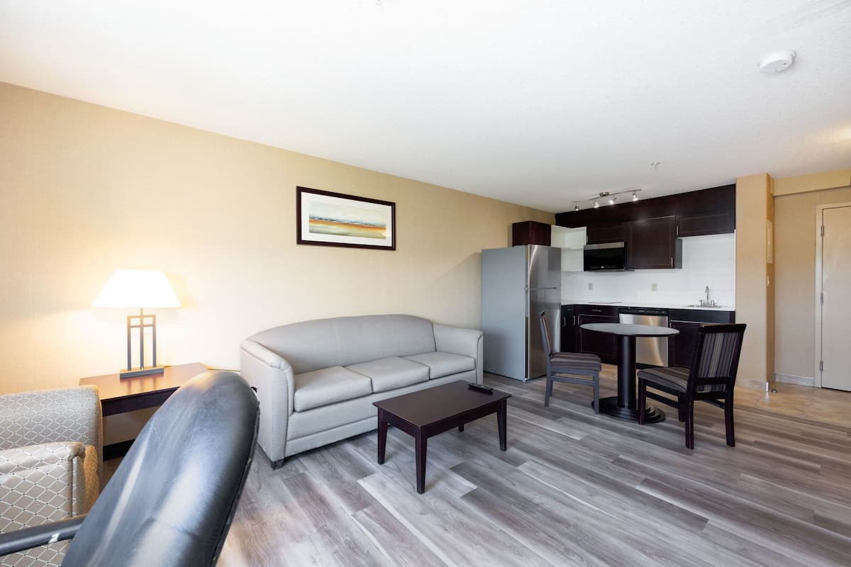 40-inch flat-screen tv with cable channels, tv