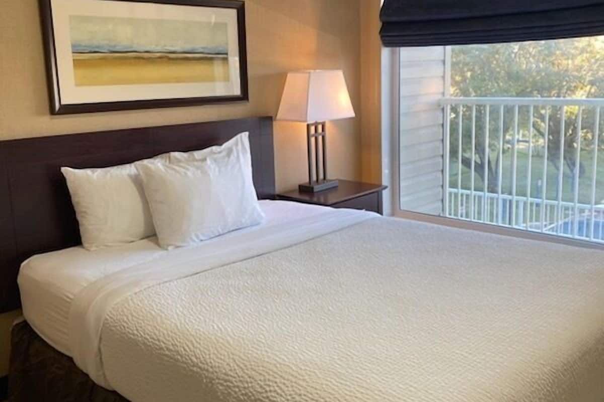 basic suite, 1 queen bed | hypo-allergenic bedding, down duvets, desk, laptop workspace