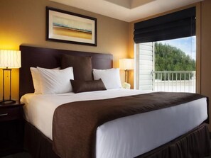 Hypo-allergenic bedding, down comforters, desk, laptop workspace - Franklin Suite Hotel (Fort McMurray)