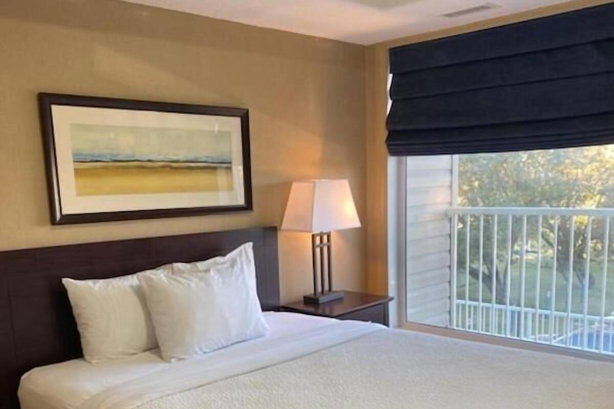 1 bedroom, hypo-allergenic bedding, down duvets, desk