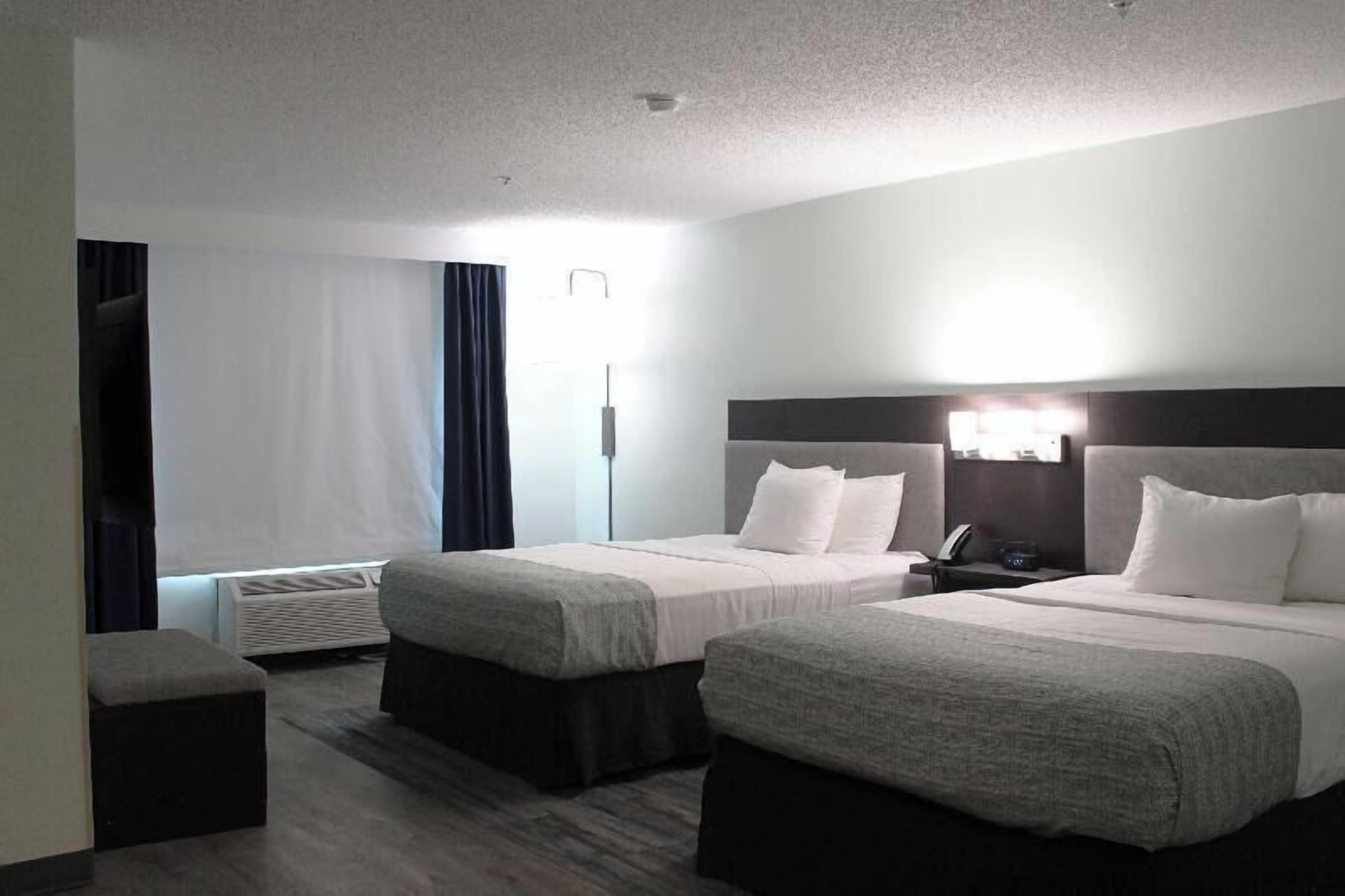 Hypo-allergenic bedding, in-room safe, desk, blackout curtains