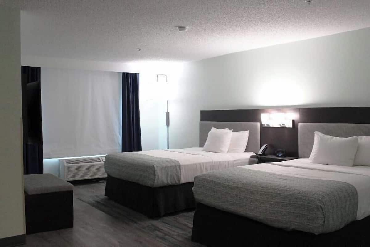 Hypo-allergenic bedding, in-room safe, desk, blackout curtains