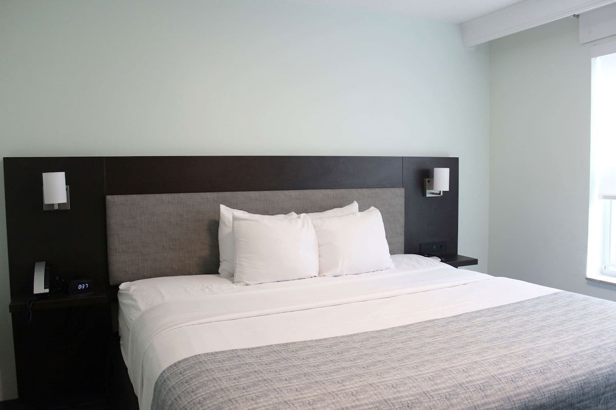 Hypo-allergenic bedding, in-room safe, desk, blackout curtains