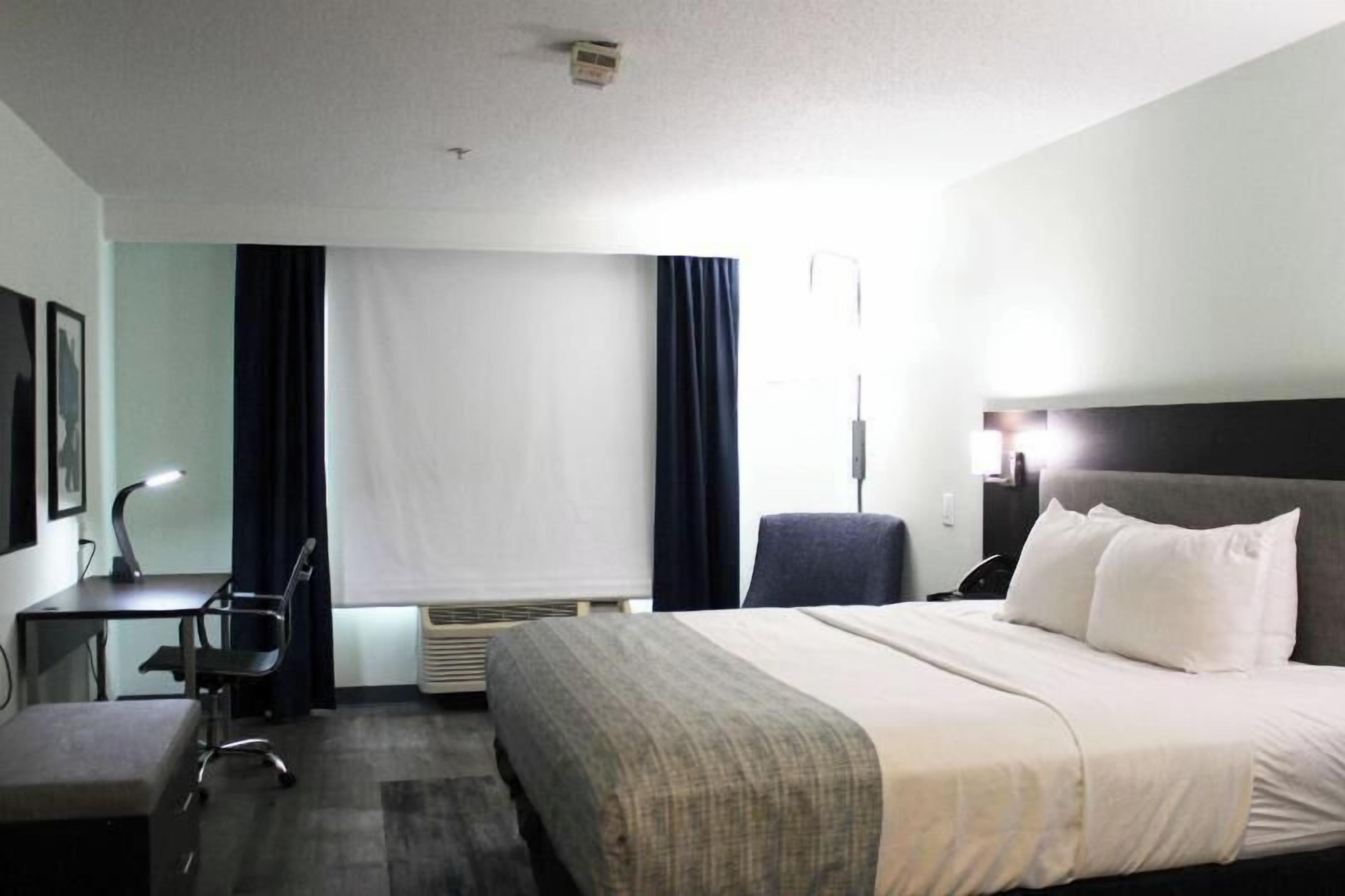 Hypo-allergenic bedding, in-room safe, desk, blackout curtains