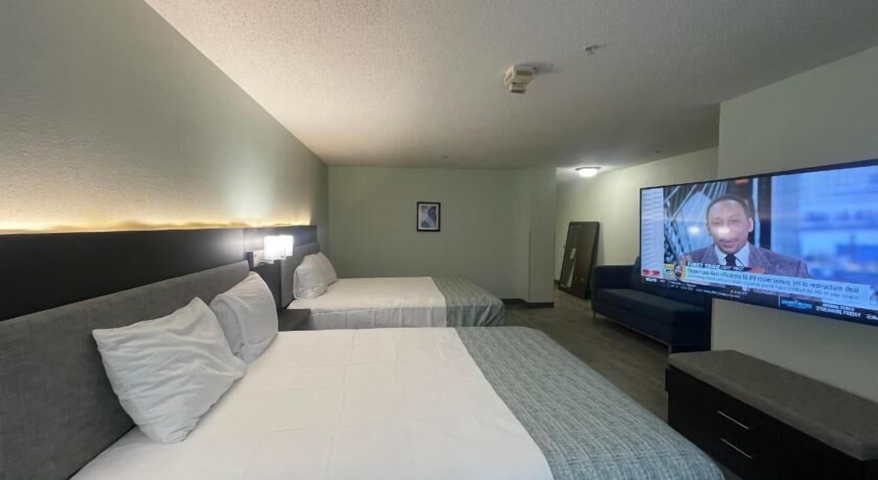 Hypo-allergenic bedding, in-room safe, desk, blackout curtains