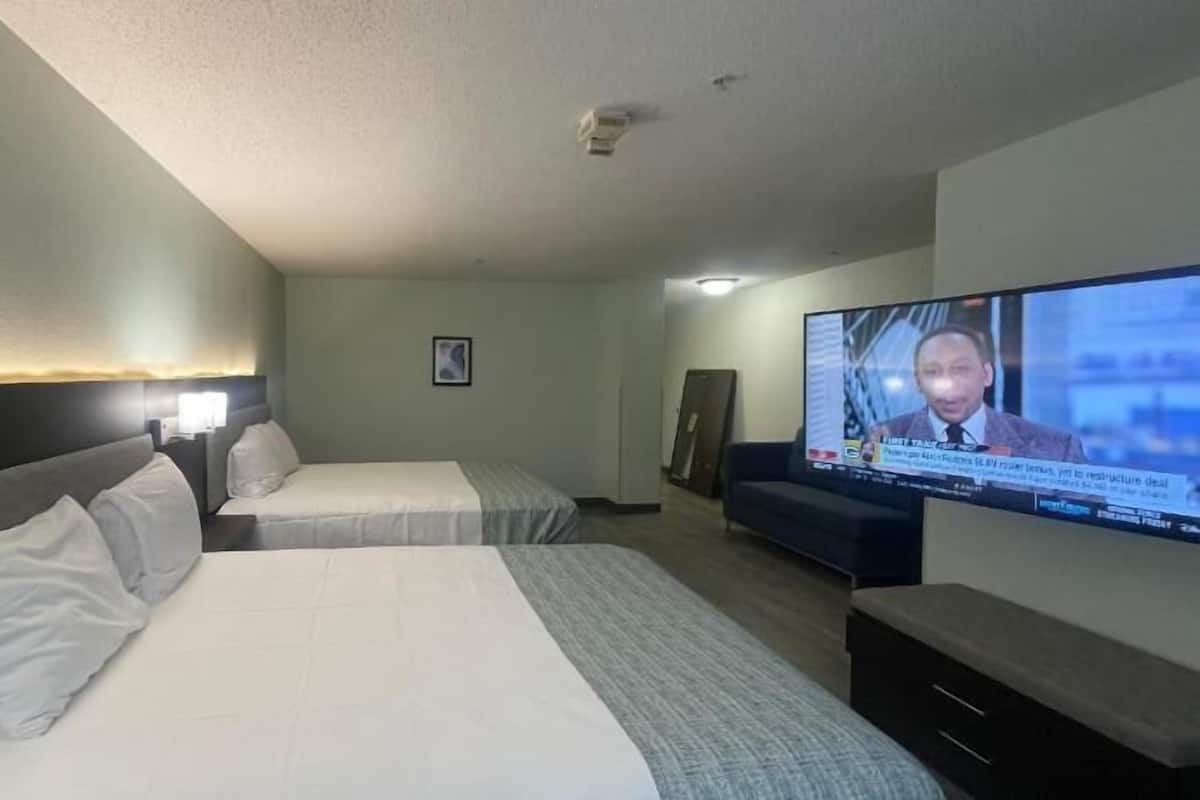 Hypo-allergenic bedding, in-room safe, desk, blackout curtains