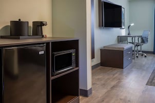 Ropa de cama hipoalergénica, caja fuerte, escritorio y cortinas opacas