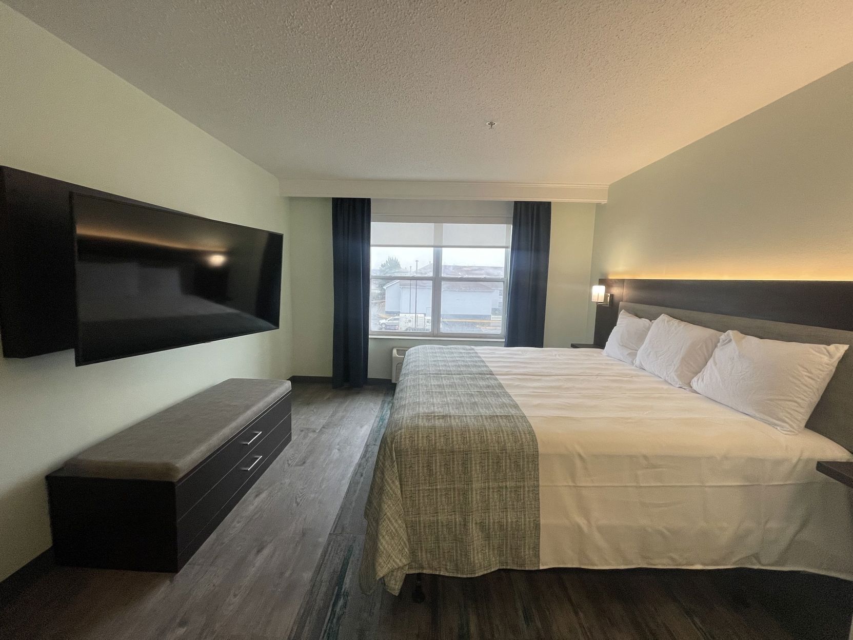 Hypo-allergenic bedding, in-room safe, desk, blackout curtains