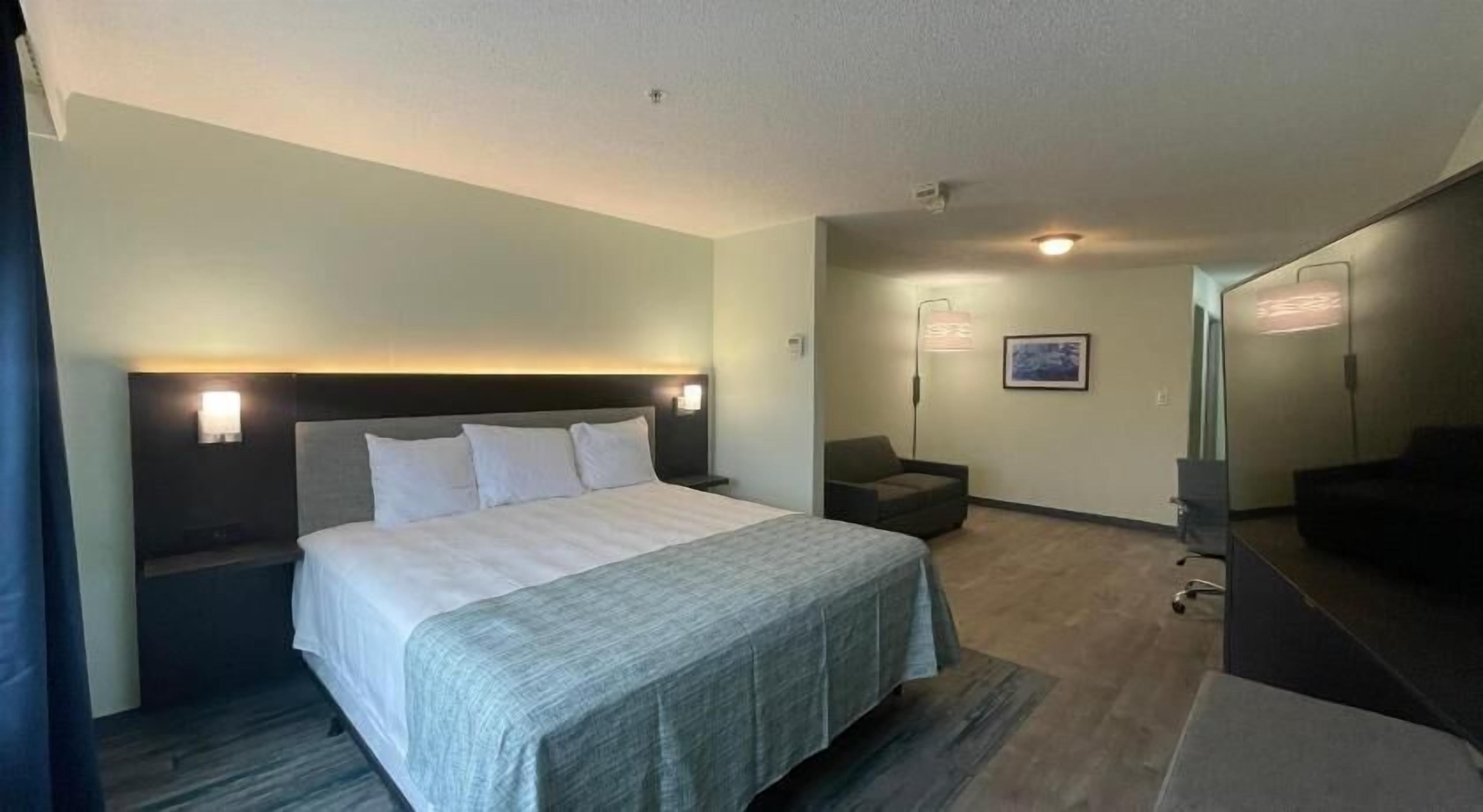 Hypo-allergenic bedding, in-room safe, desk, blackout curtains