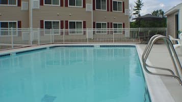 Een binnenzwembad, een seizoensgebonden buitenzwembad en ligstoelen