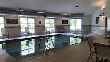 Inomhuspool, en säsongsöppen utomhuspool och solstolar