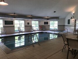 Una piscina techada, una piscina al aire libre de temporada