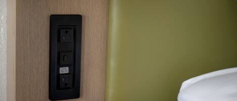 Un enchufe de pared con puertos USB y una etiqueta.