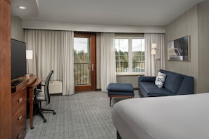 Premium bedding, desk, laptop workspace, blackout drapes - Courtyard by Marriott Seattle Kirkland (Kirkland)