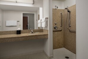 Combined shower/tub, rainfall showerhead, free toiletries, hair dryer - Courtyard by Marriott Seattle Kirkland (Kirkland)