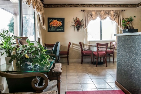 Lobby. Econo Lodge Paw Paw