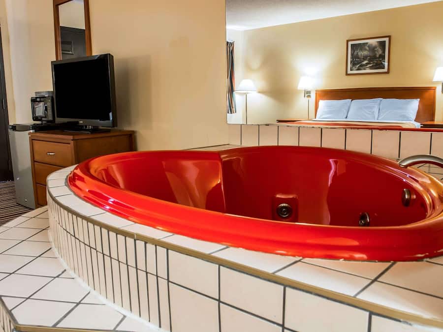 Escritorio, tabla de planchar con plancha, cunas y wifi gratis