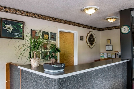 Lobby. Econo Lodge Paw Paw