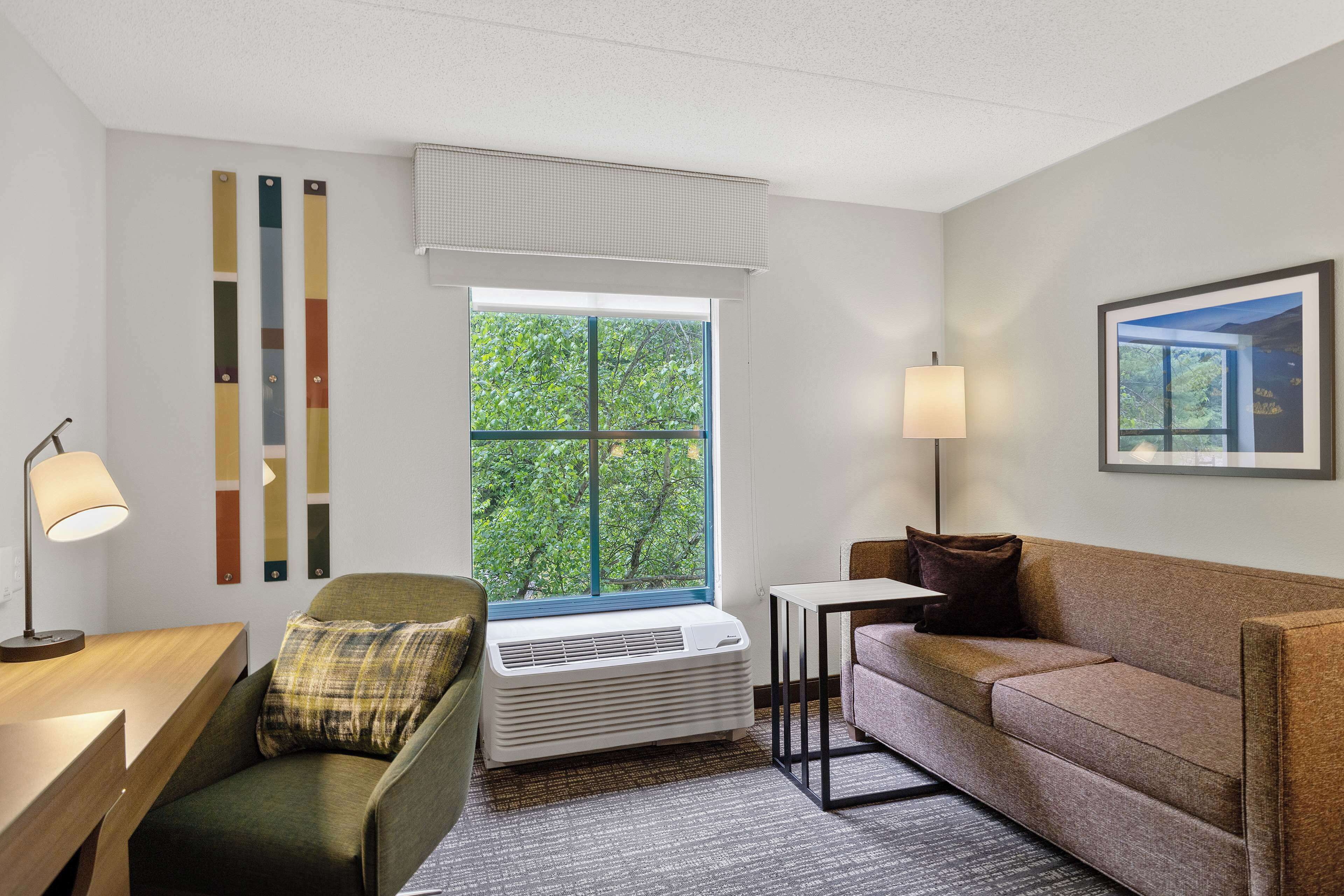 standard king | living area | tv, video game console, pay films