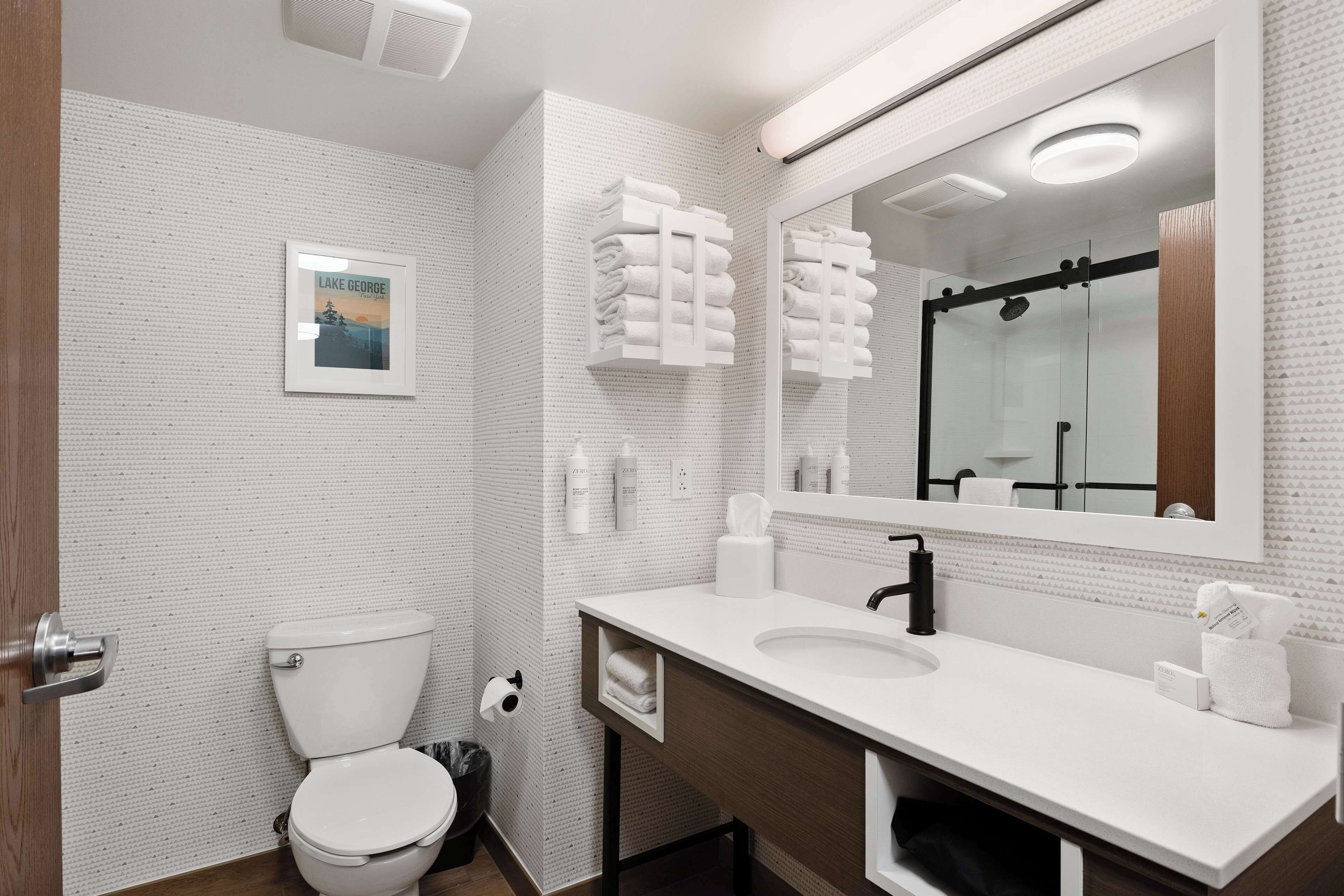 room, 1 king bed, non smoking | bathroom | combined shower/bathtub, free toiletries, hair dryer, towels