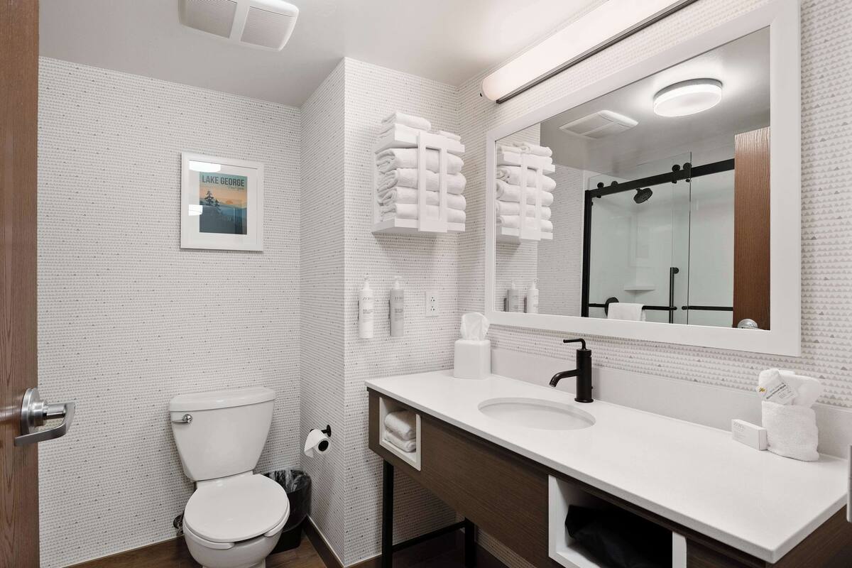 room, 1 king bed, non smoking | bathroom | combined shower/bathtub, free toiletries, hair dryer, towels