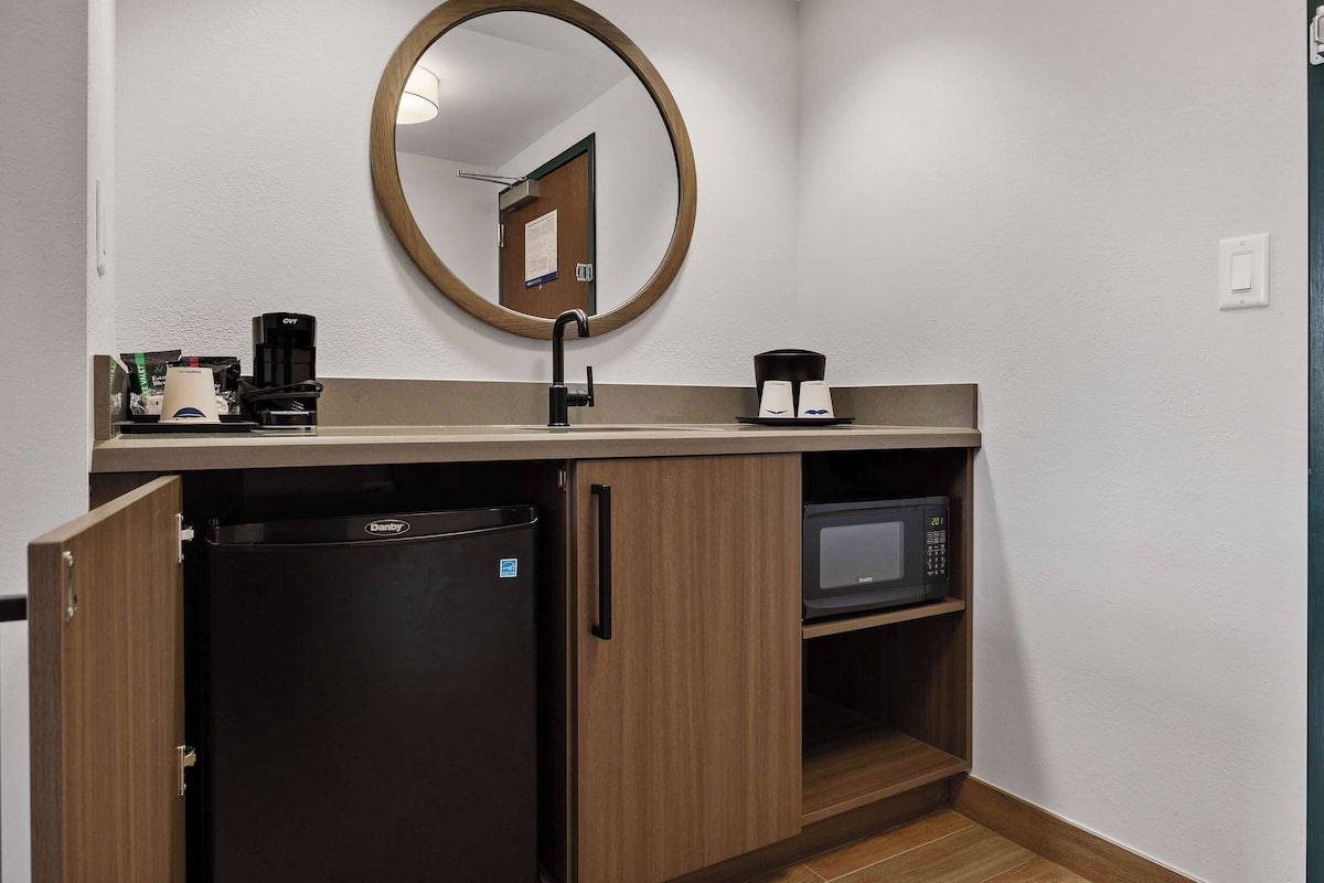 suite, one king bed, non-smoking | premium bedding, desk, blackout curtains, iron/ironing board