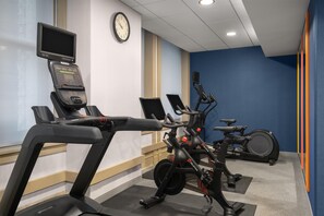 A fitness room with treadmills, an elliptical, and a stationary bike, equipped with digital displays. - Hampton Inn Majestic Chicago Theatre District (Chicago)