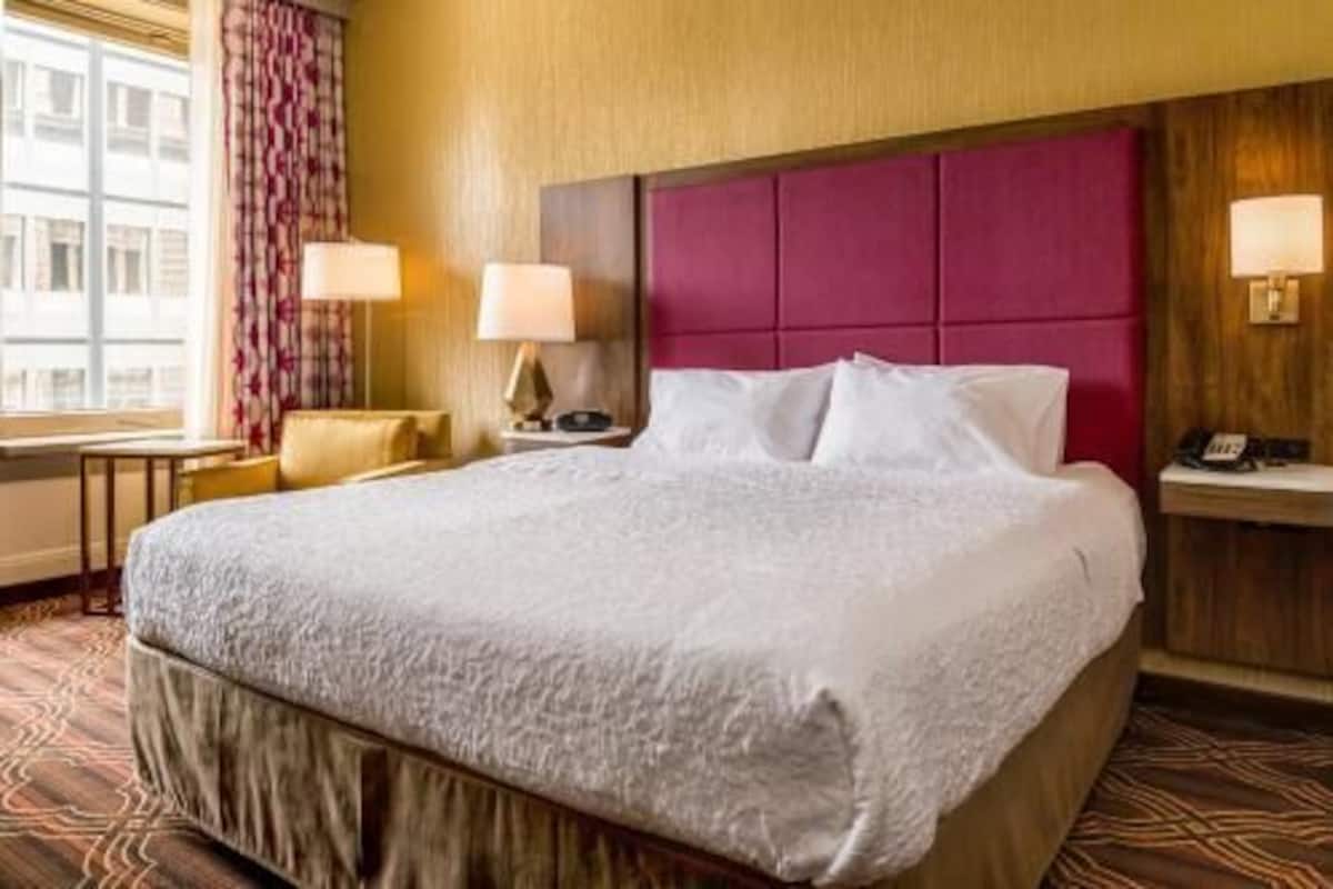 Ropa de cama de alta calidad y caja de seguridad en la habitación