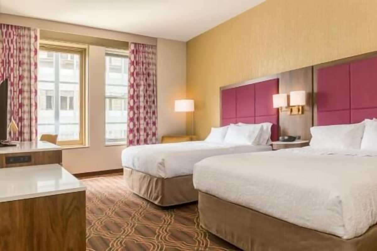 Ropa de cama de alta calidad y caja de seguridad en la habitación