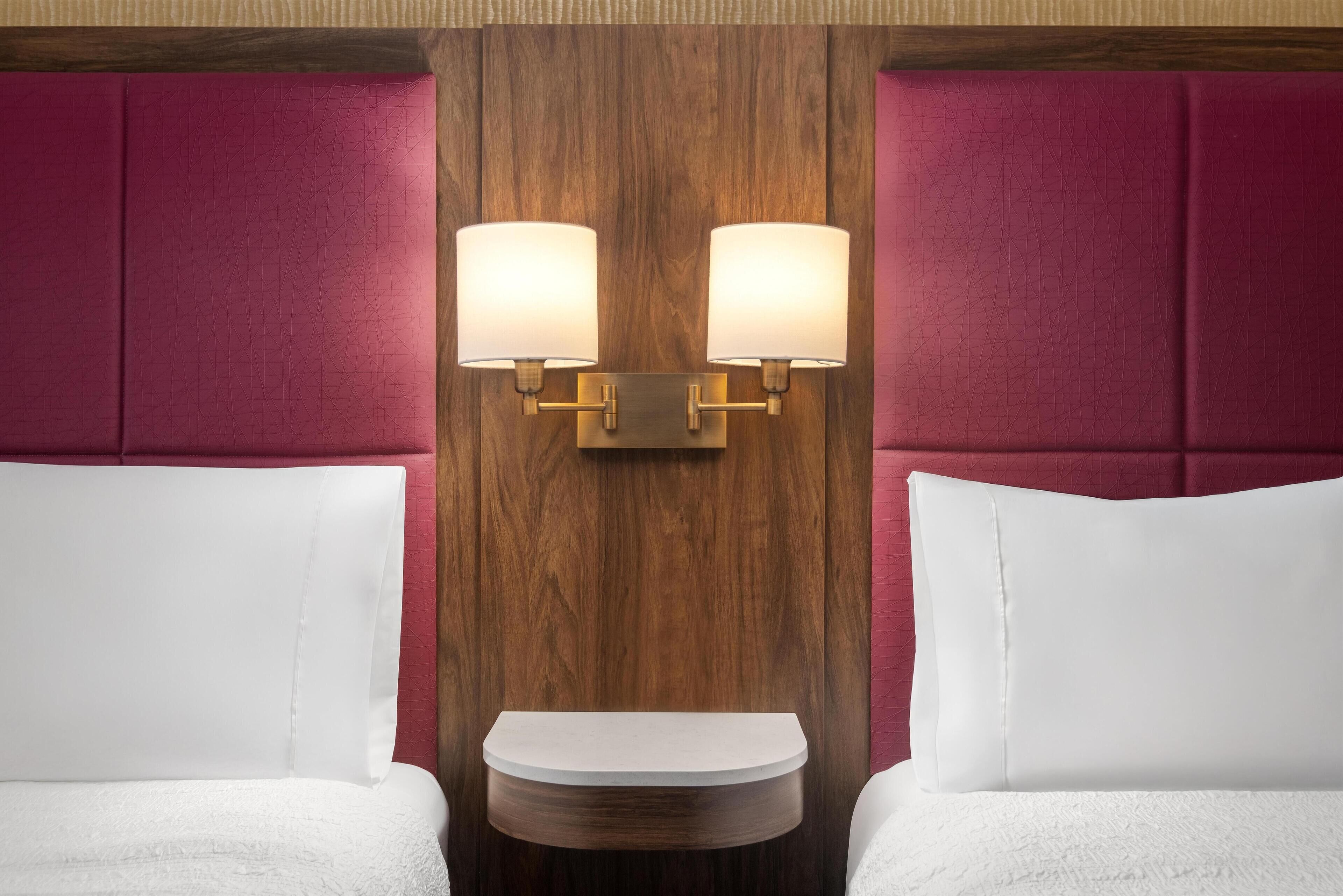 Ropa de cama de alta calidad y caja de seguridad en la habitación 