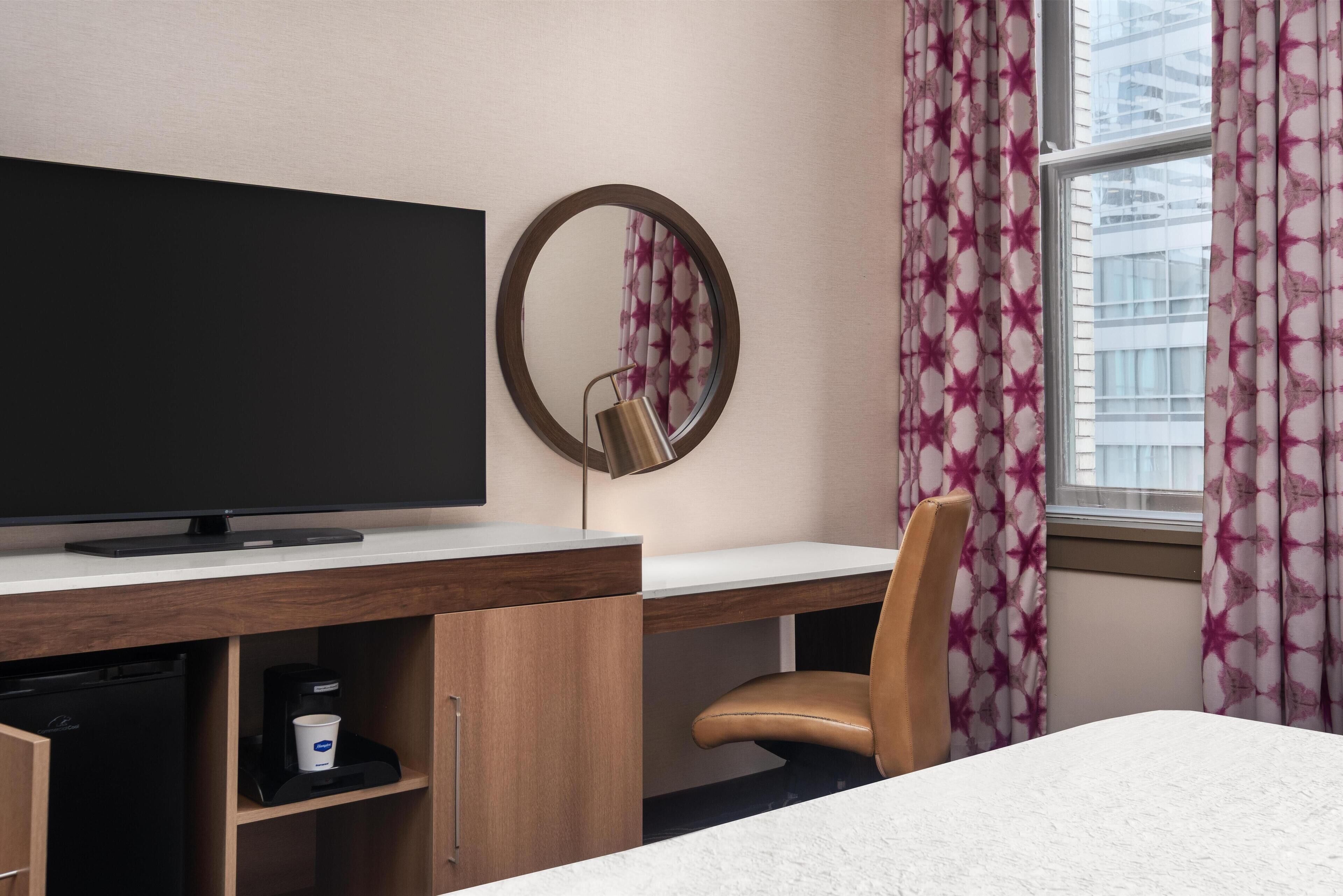 Ropa de cama de alta calidad y caja de seguridad en la habitación 