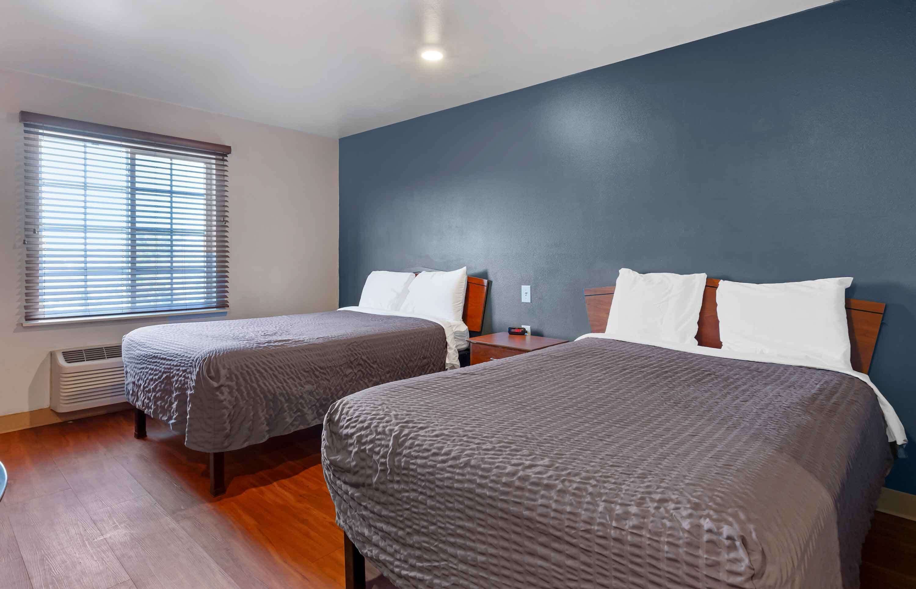 Standaard studio, 2 tweepersoonsbedden, niet-roken, koelkast en magnetron | Een bureau, een laptopwerkplek, een strijkplank/strijkijzer, gratis wifi