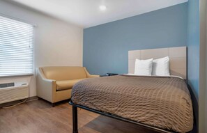 Desk, laptop workspace, iron/ironing board, free WiFi - Extended Stay America Select Suites - Pensacola - Northeast (Pensacola)