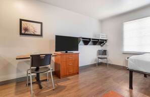 Deluxe Studio, 1 Double Bed with Sofa bed, Non Smoking, Refrigerator & Microwave | Desk, laptop workspace, iron/ironing board, free WiFi - Extended Stay America Select Suites - Pensacola - Northeast (Pensacola)