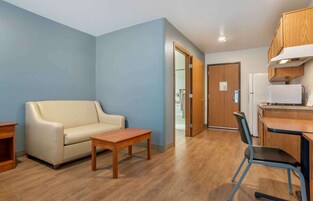 Escritorio y espacio para trabajar con laptop