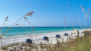 Plage, sable blanc, parasols