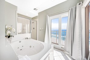 Apartment, 3 Bedrooms | Bathroom | Combined shower/tub, free toiletries, towels