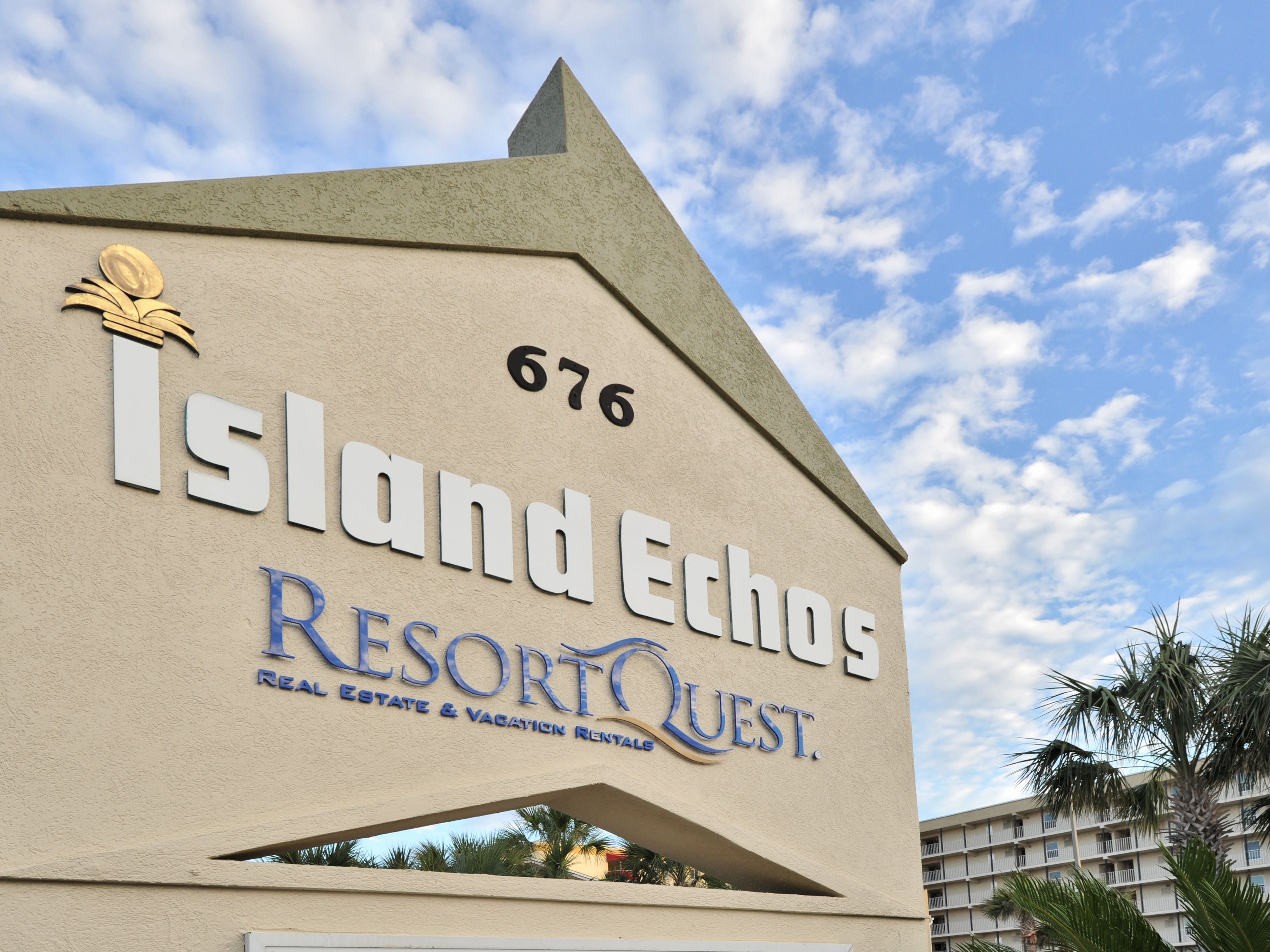 Un edificio con un cartel que dice 'Island Echoes Resort & Vacation Rentals'.