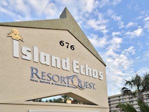 A building with a sign reading "Island Echoes Resort & Vacation Rentals." - Island Echos Condominiums (Fort Walton Beach)